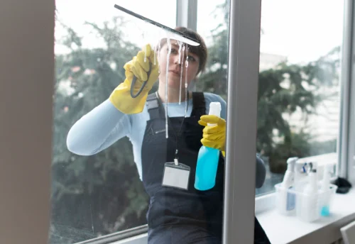 Nettoyage de vitres intérieures et extérieures au Ménil